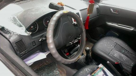 Cửa kính xe ô tô của nhà báo bị tấn công, truy sát kinh hoàng bị nhóm côn đồ đập vỡ