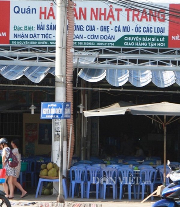 Nhà hàng hải sản Nhật Trang vẫn mở cửa phục vụ khách vào chiều 22/2 dù đã có lệnh đình chỉ