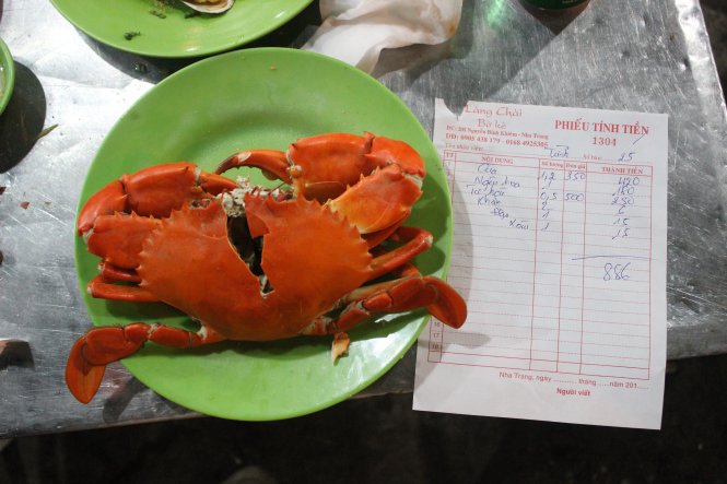 Con cua nặng ‘1,2kg’ và hóa đơn thành tiền 420.000 đồng tại nhà hàng Làng Chài (Nha Trang)