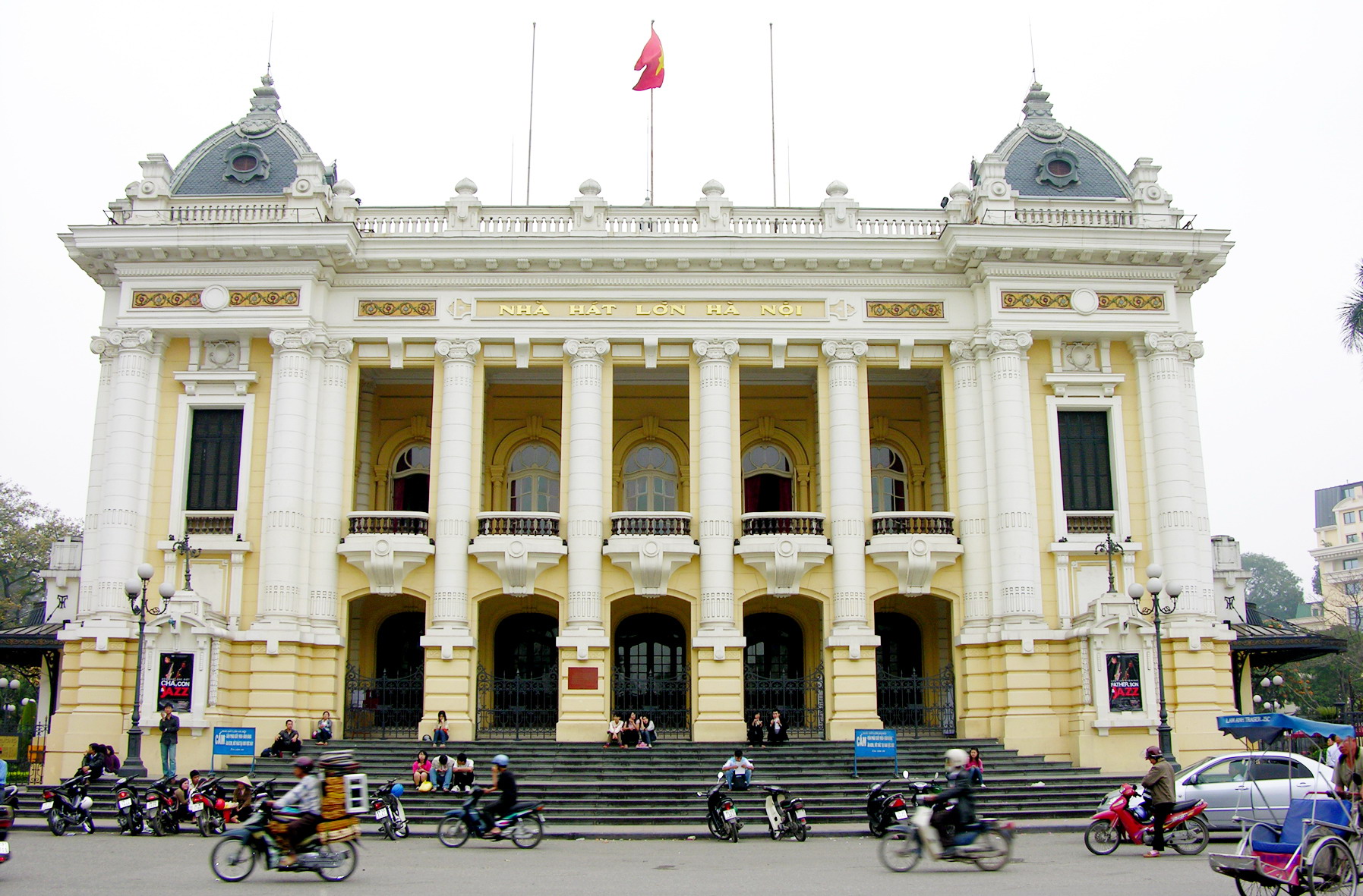 Diện mạo của Nhà hát lớn Hà Nội với màu sơn vàng nhạt trước đợt trùng tu, sơn sửa lại vào tháng 7/2015