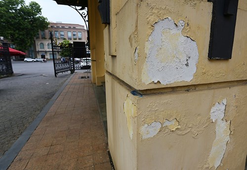 20 năm sau cuộc đại trùng tu, lớp sơn phía ngoài Nhà hát lớn Hà Nội đã bong tróc, nhiều mảng tường bám rêu mốc