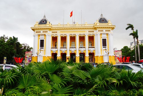 Tuy nhiên, màu sơn mới nhất của Nhà hát lớn Hà Nội lại bị đánh giá là quá lòe loẹt, làm mất đi vẻ đẹp cổ kính của biểu tượng Thủ đô