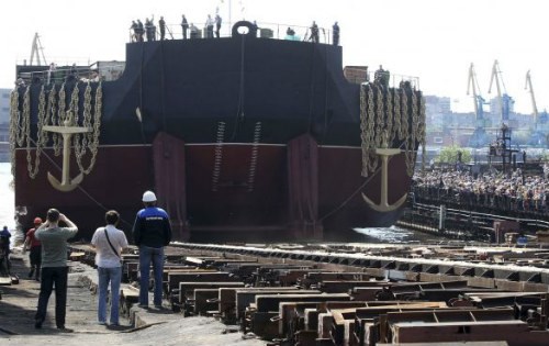 Nhà máy điện hạt nhân đặt trên một con tàu lớn