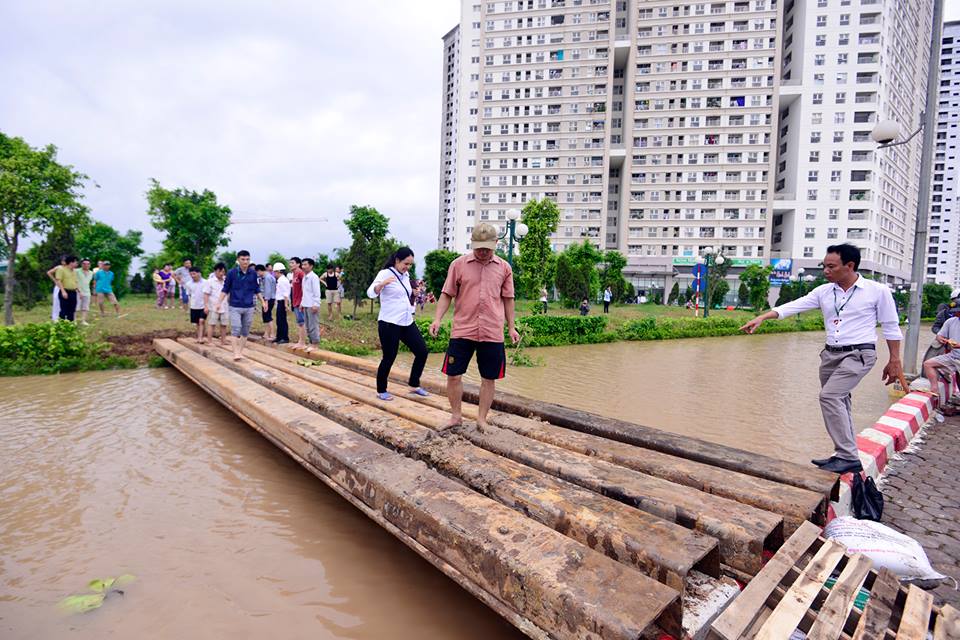 Để khắc phục sự cố tạm thời, cư dân tại chung cư H2D đã phải dựng tạm một cây cầu để đi lại dễ dàng hơn
