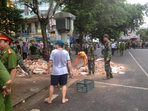 Cảnh sát phong tỏa hiện trường vụ sập nhà Trần Hưng Đạo