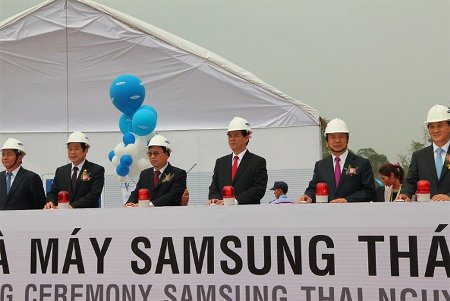 Sau khi quyết định rót thêm 3 tỷ USD để xây nhà máy mới tại Thái Nguyên, hãng điện tử Hàn Quốc Samsung đã trở thành nhà đầu tư nước ngoài lớn nhất tại Việt Nam.