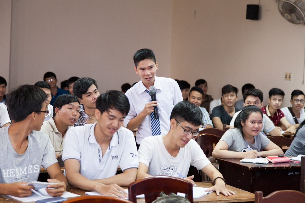 Nhà khoa học Đặng Ngọc Toàn trong giờ giảng cho sinh viên