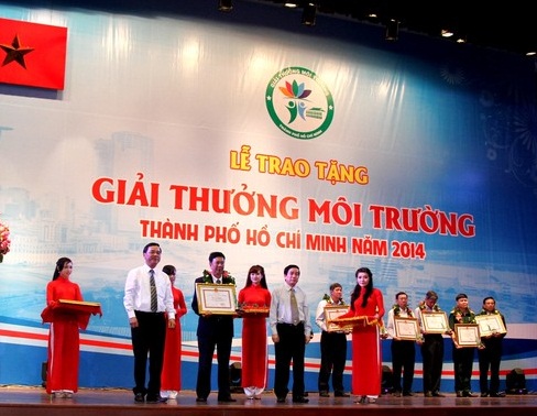 Ông Nguyễn Văn Huấn – Giám Đốc Nhà máy sữa Thống Nhất (Vinamilk) đại diện Nhà máy nhận giải thưởng môi trường của TP.HCM
