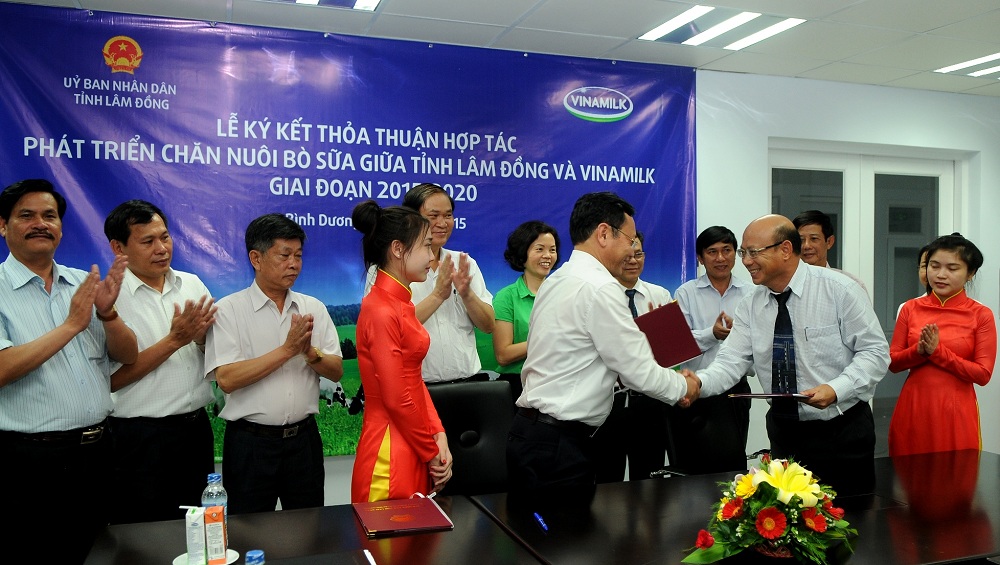 Đại diện lãnh đạo tỉnh Lâm Đồng và Vinamilk cùng ký kết thỏa thuận hợp tác phát triển chăn nuôi bò sữa giữa tỉnh Lâm Đồng và Vinamilk giai đoạn 2015-20120