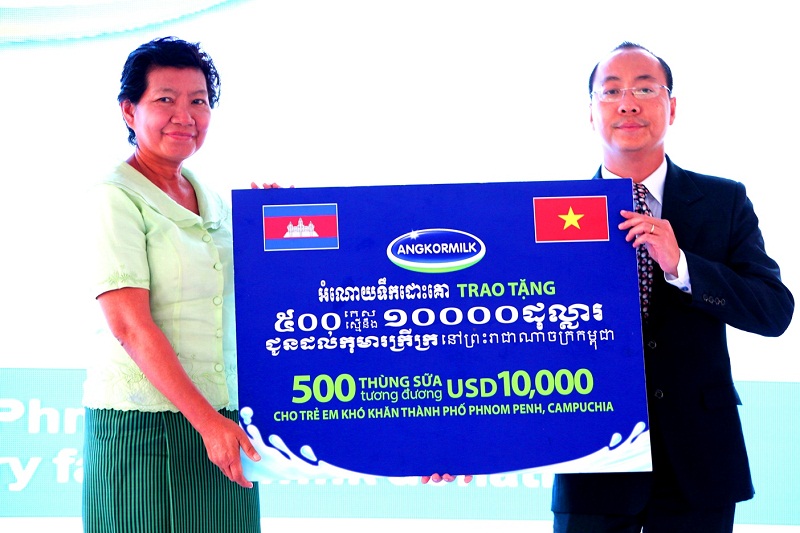 Ông Đoàn Quốc Khánh – Tổng Giám đốc Nhà máy Sữa Angkor đại diện Nhà máy đã gửi đến cho trẻ em nghèo của Phnom Penh 500 thùng sữa nước trị giá tương đương 10.000 USD để góp phần cải thiện tình trạng dinh dưỡng cho trẻ em Campuchia