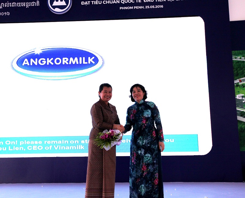 Bà Mai Kiều Liên – Tổng Giám đốc Vinamilk trân trọng cảm ơn bà Men Sam On - Phó Thủ tướng chính phủ Vương quốc Campuchia và chính phủ Campuchia