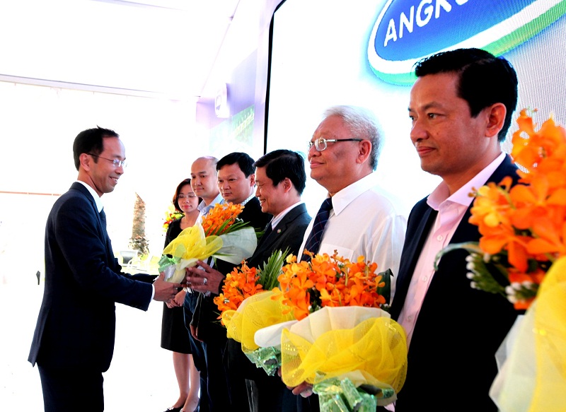 Ông Mai Hoài Anh – Chủ Tịch HĐQT công ty sữa Angkor kiêm Giám đốc Điều hành Hoạt động Công ty CP Sữa Việt Nam gửi tặng hoa các Đại  sứ  thay lời cảm ơn