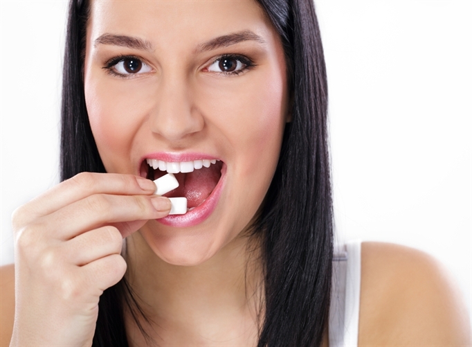Thói quen có hại cho sức khỏe là quá thường xuyên nhai kẹo cao su