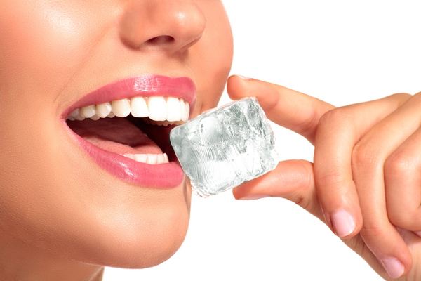 Ăn đá cũng là một trong những cách chăm sóc răng không nên sử dụng vì gây cảm giác ê buốt cho răng