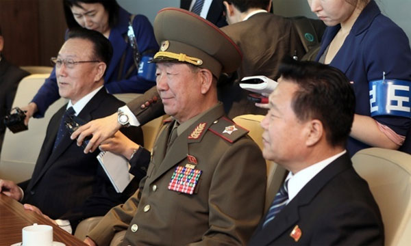 Nhân vật quyền lực thứ 2 Triều Tiên Hwang Pyong-so (trái) trong chuyến thăm Hàn Quốc