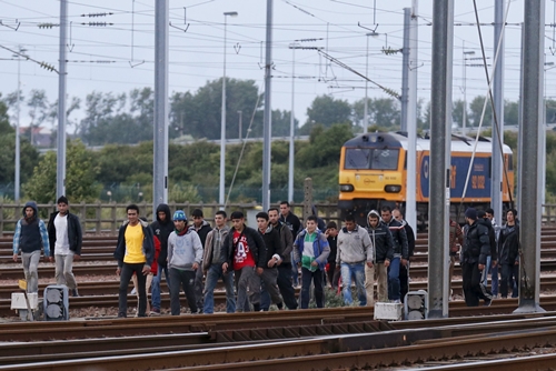 Người nhập cư trái phép đi dọc theo đường tàu, tìm cách vào đường hầm eo biển Manche ở khu Frethun, gần thị trấn Calais, Pháp