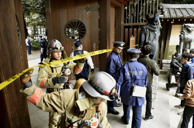Hơn 100 cảnh sát, lính cứu hỏa và giới chức đền Yasukuni đã có mặt tại hiện trường. 