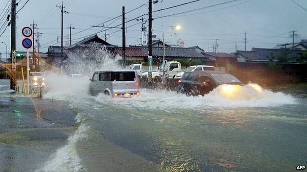 Đường phố Nhật Bản ngập lụt trong cơn mưa do bão Hạ Long