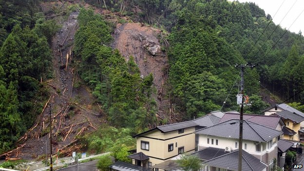 Mưa lớn gây sạt lở đất do ảnh hưởng của bão Hạ Long ở Nhật Bản