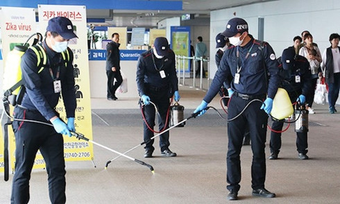 Nhân viên phun thuốc diệt muỗi tại sân bay quốc tế Incheon