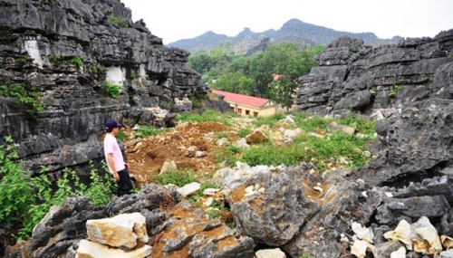 Núi Xuân Đài, nơi phát hiện dấu vết kiến trúc, nhiều di vật cổ