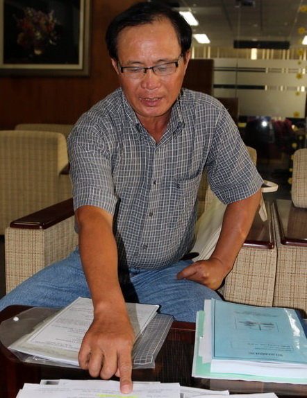 Ông Tấn đang trình bày vụ việc mình bị khởi tố vì chậm đăng ký kinh doanh