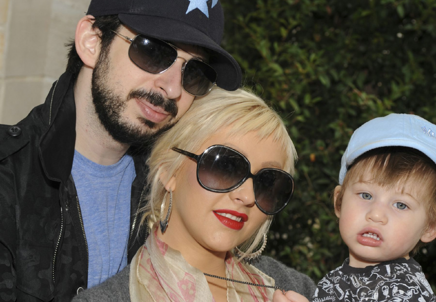 Max là con trai của nữ ca sỹ nhạc Pop Christina Aguilera nổi tiếng