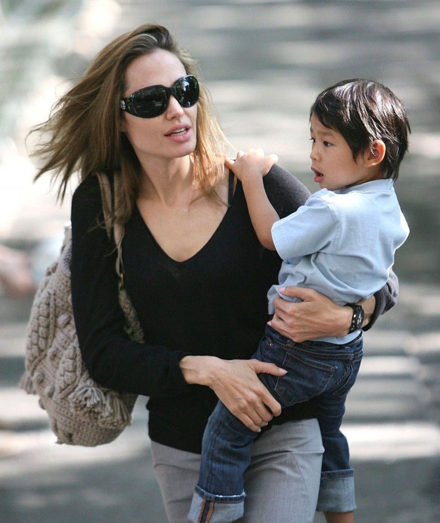 Pax Thiên được Angelina Jolie nhận làm con nuôi trong chuyến ghé thăm Việt Nam