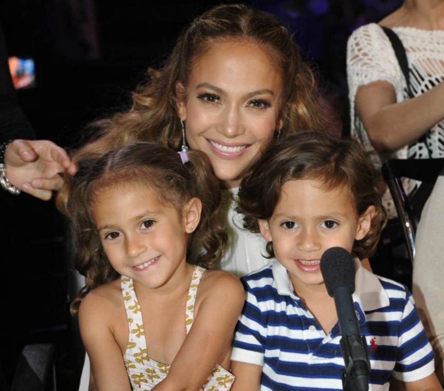 Jennifer Lopez cũng sinh hạ 1 cặp song sinh và bức ảnh đầu tiên về hai em bé này được bán với giá 6 triệu USD