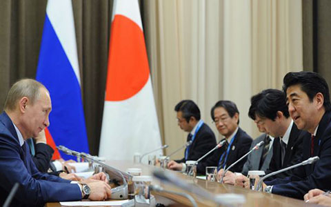 Tình hình Ukraine: tuy áp đặt lệnh trừng phạt mới với Nga nhưng Nga và Nhật vẫn duy trì mối quan hệ song phương