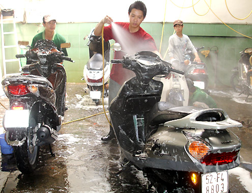 Rửa xe máy, ô tô dịp cận Tết cũng là một trong những dịch vụ hái ra tiền