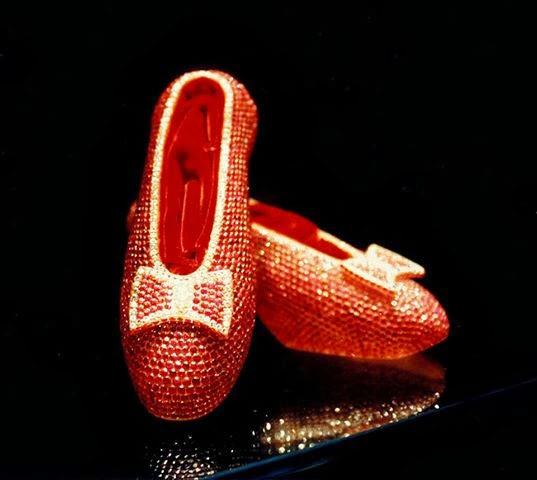 Những đôi giày đắt nhất thế giới được làm hoàn toàn từ hồng ngọc, kim cương, đá quý,...
