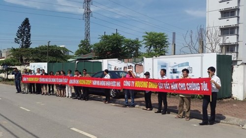 Khách hàng căng băn rôn biểu tình ở dự án Phú Thượng của bà Châu Thị Thu Nga