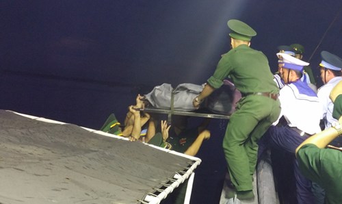 5h15 ngày 18/6, thi hài phi công Trần Quang Khải được cano cứu hộ đưa vào cập cảng Hải đội 2. Ảnh Tiền Phong