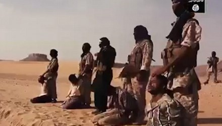 Một cảnh phiến quân khủng bố IS hành quyết các tù nhân