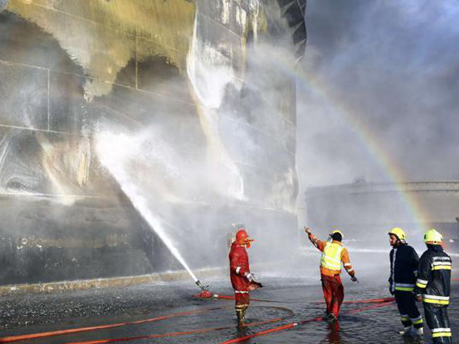 Lính cứu hoả đang chữa cháy tại một kho xăng dầu ở Es Sidr, LibyaLính cứu hoả đang chữa cháy tại một kho xăng dầu ở Es Sidr, Libya
