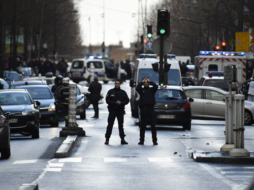 Cảnh sát tuần tra tại khu vực phía bắc Paris sau vụ việc