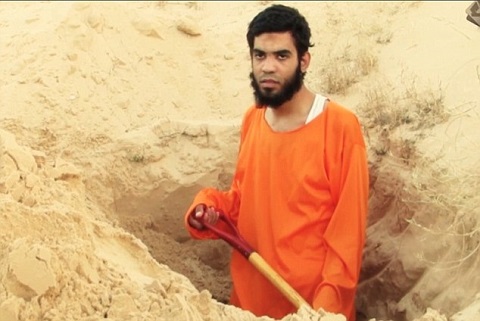Khủng bố IS tiếp tục bắt tù binh tự đào hố chôn mình trước khi hành quyết 