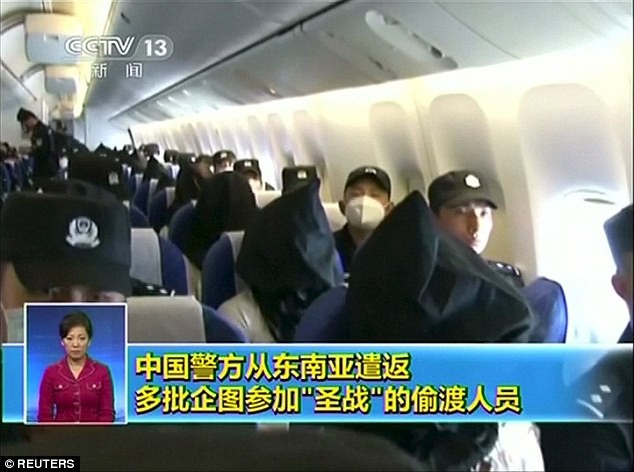 Cảnh sát dẫn độ 109 người Duy Ngô Nhĩ định gia nhập khủng bố IS về Trung Quốc. Ảnh CCTV13