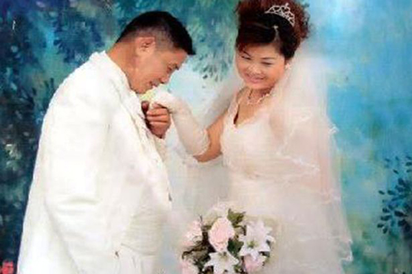 Ảnh cưới của ông Jiang Maode với vợ. Ảnh CEN