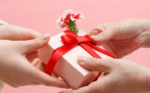 Việc tặng một món quà mà giá của nó được biết đến quá rộng rãi cũng như là việc chưa bóc mác giá đi vậy