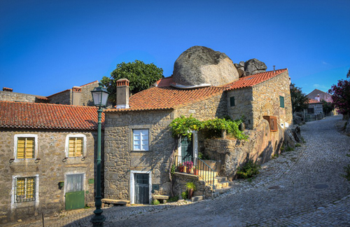Dân làng đã xây dựng nhà của họ xung quanh các tảng đá hiện có, thay vì cố gắng di chuyển chúng.