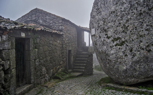 Năm 1938, nơi đây được mệnh danh là ngôi làng đậm chất Bồ Đào Nha nhất đất nước. Vật liệu xây dựng các ngôi nhà ở đây chủ yếu là đá.