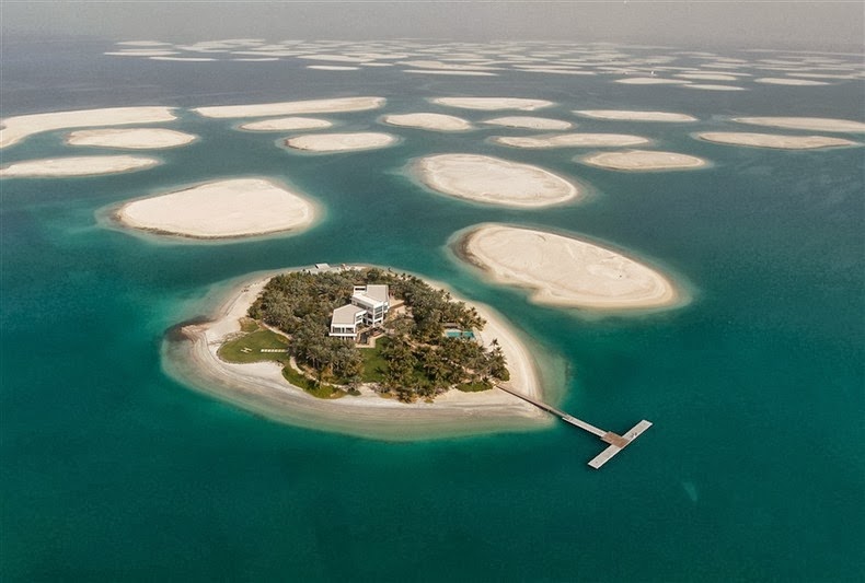 The World là quần đảo nhân tạo lớn nhất thế giới nằm bên thành phố Dubai xa hoa