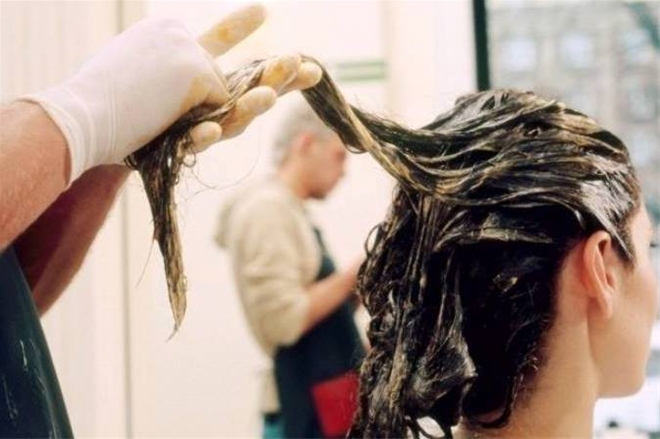 Đã có trường hợp bị dị ứng, lở loét da đầu nghiêm trọng vì sử dụng thuốc nhuộm tóc phát quang kém chất lượng