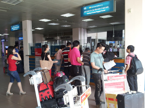 Hành khách đang làm thủ tục tại sân bay Cát Bi (Hải Phòng)
