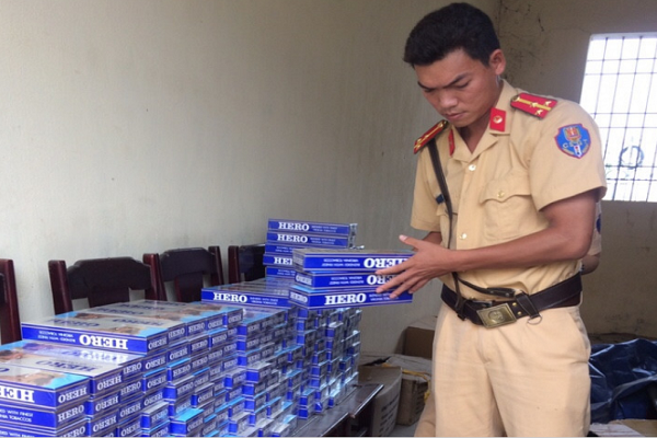 Thanh Hóa: Xe khách vận chuyển 2.000 bao thuốc lá lậu đi tiêu thụ