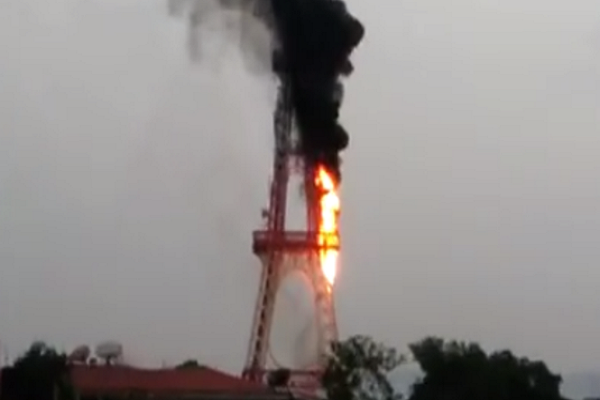 Tháp truyền hình Tuyên Quang bốc cháy cháy dữ dội