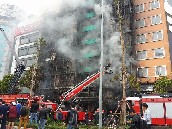 Cháy lớn ở Trần Thái Tông: Nhà hàng quán karaoke bị thiêu rụi