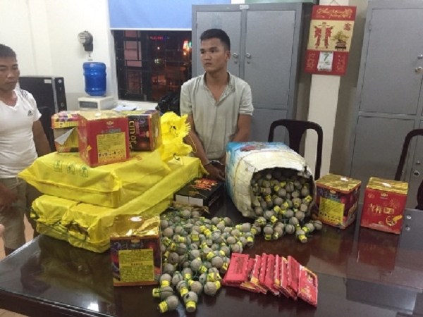 Hàng trăm quả pháo hình lựu đạn bị thu giữ trên đường về Hà Nội
